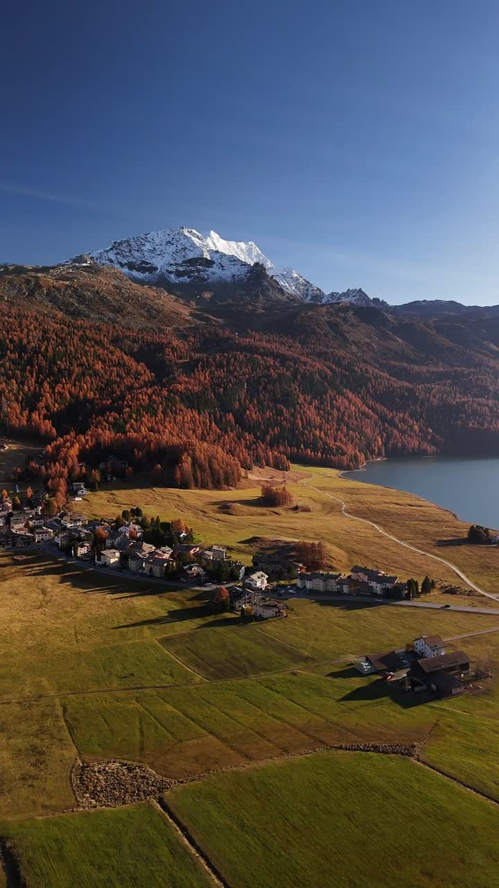 Vista panoramica del villaggio di Sils Engadin e del lago di Sils Silsersee nelle Alpi svizzere