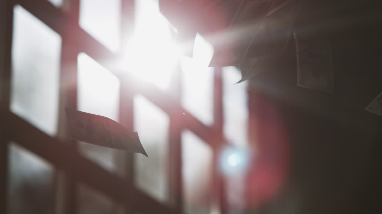 창문으로 떨어지는 돈