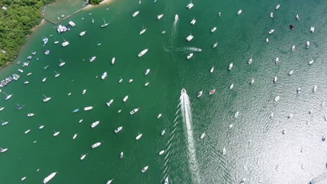 香港碼頭和台風避難所 小船在晴朗的夏天,空中景色