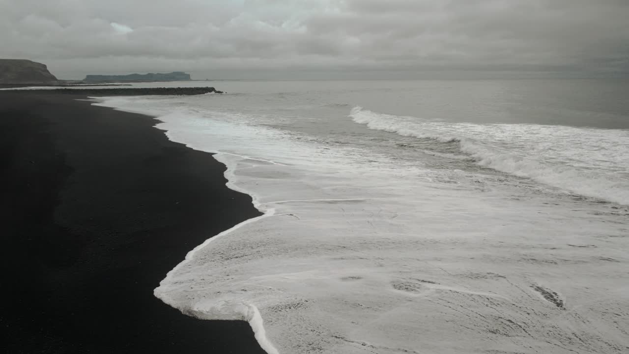кинематографический воздушный черный песчаный пляж океан волны разбиваются берег, капризный темный пейзаж, вик, исландия
