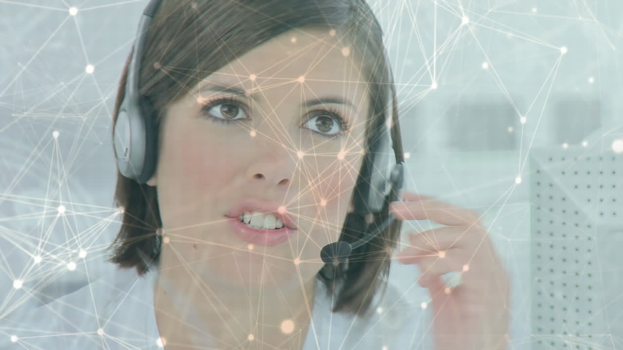 animación de redes de conexiones a través de una mujer de negocios con auriculares de teléfono