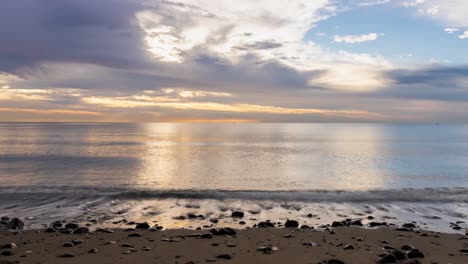 Sonnenaufgang-Am-Strand-Von-Marbella-Zeitraffer,-Der-Das-Vergehen-Der-Zeit-In-4-K-Zeigt