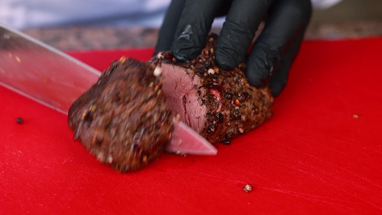 이 그릴 스테이크를 잘라내고 있다