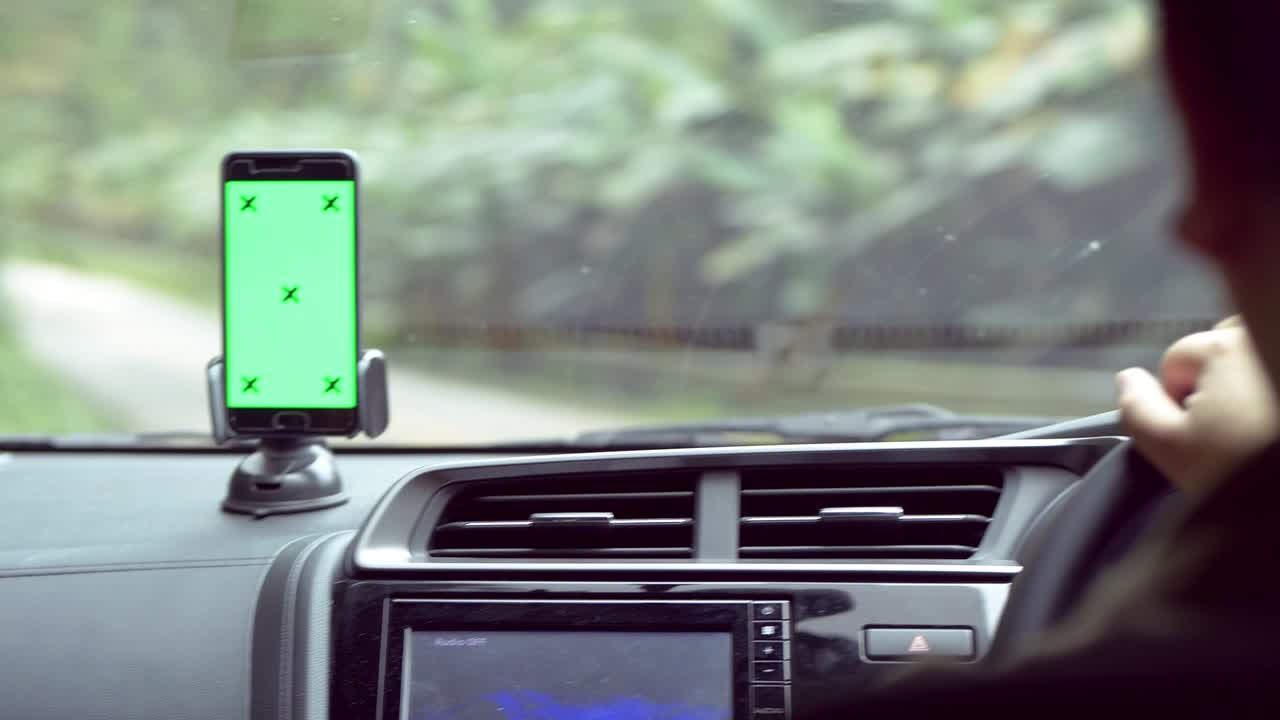 Green screen : driver using smart phone with green screen in a car