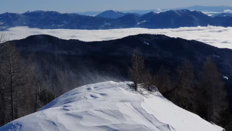 Hermosa-Vista-Desde-La-Cima-De-La-Montaña-Cubierta-De-Nieve