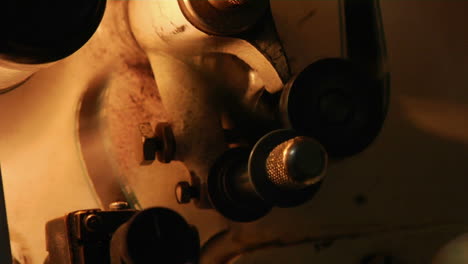 la película se enrolla rápidamente a través de un proyector 2