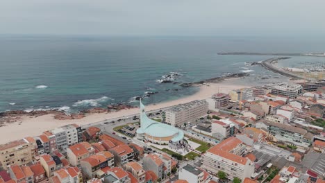 vista aérea de la iglesia de nuestra señora dos navegantes y la costa de vila do conde, portugal