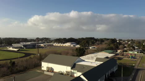 Edificios-Y-Pista-Ovalada-En-El-Campus-De-La-Escuela-Secundaria-Bandon-En-Oregon