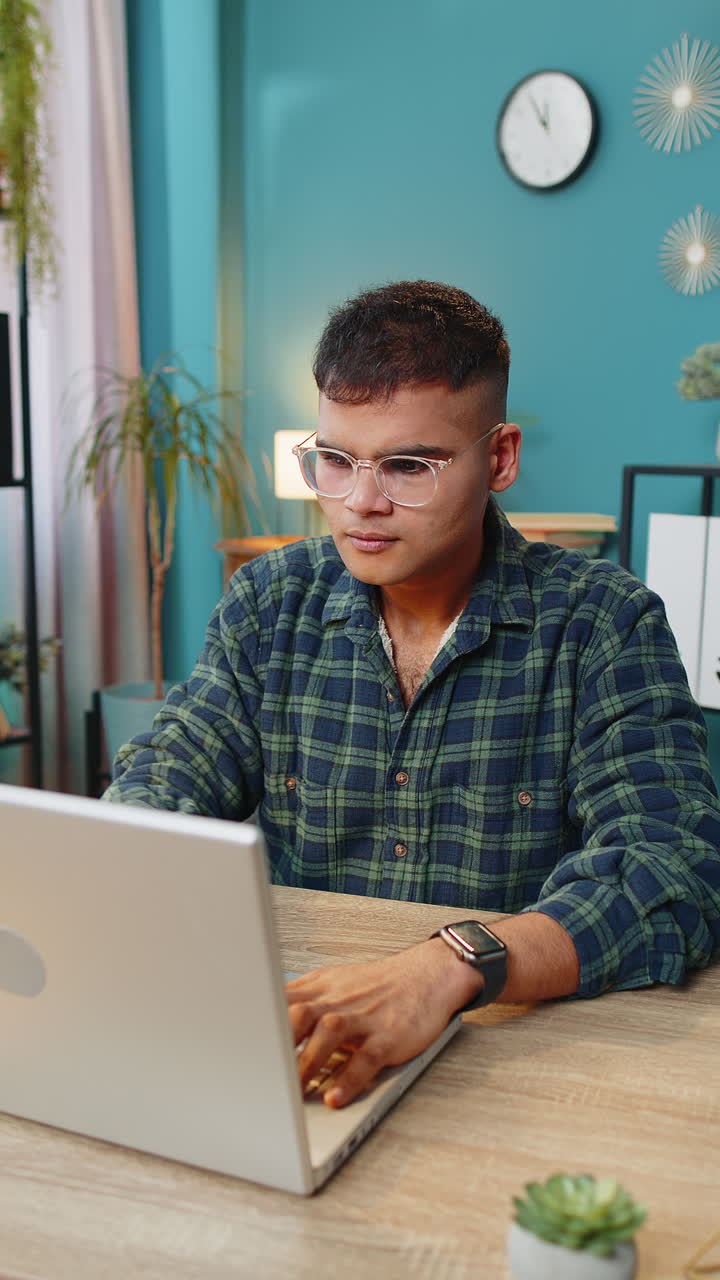 hombre de negocios frustrado que tiene problemas de software con error de portátil o notificación de virus de error