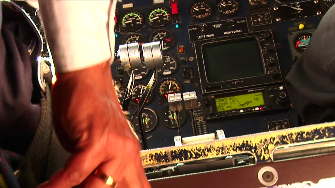 pilotos manos en los controles de un aterrizaje de avión pequeño