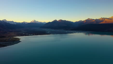 Hermosa-Vista-Aérea-Del-Monte-Cook-Al-Amanecer-Desde-El-Lago-Pukaki,-Nueva-Zelanda