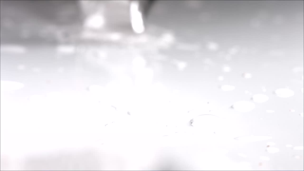 하 바탕에 굴러 내려오는 라즈베리. 느린 동작