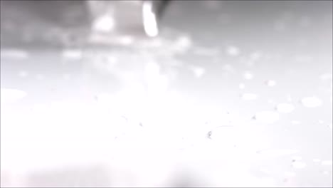 las frambuesas rodando sobre un fondo blanco. cámara lenta
