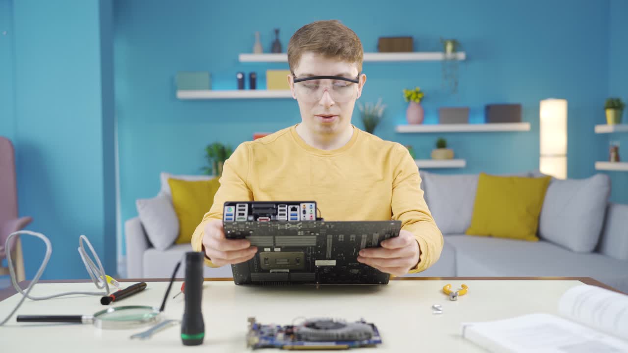 молодой человек, работающий с электронной картой.