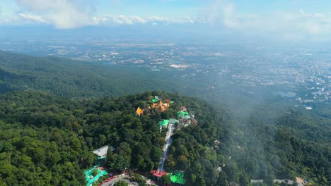 Vista-Del-Templo-Wat-Phra-That-Doi-Suthep-Desde-Las-Nubes-Y-El-Fondo-De-La-Ciudad-De-Chiang-Mai,-Templo-Budista-Con-Vistas-A-La-Ciudad