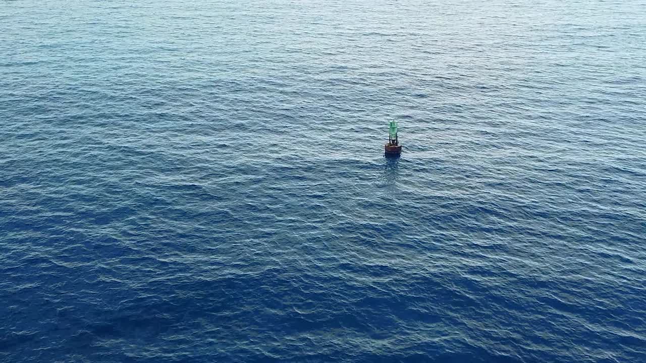 나수아 바하마 항구에서 부표의 추적 샷