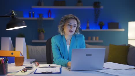 Heimbüroangestellte-Frau-Deprimiert-Und-Unglücklich.