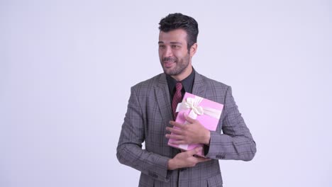 feliz guapo hombre de negocios persa barbudo en traje