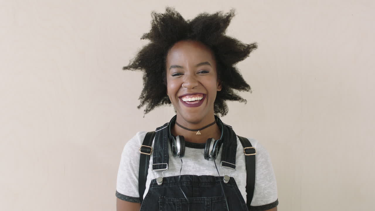 ritratto di una giovane imprenditrice di successo donna afro che ride felice
