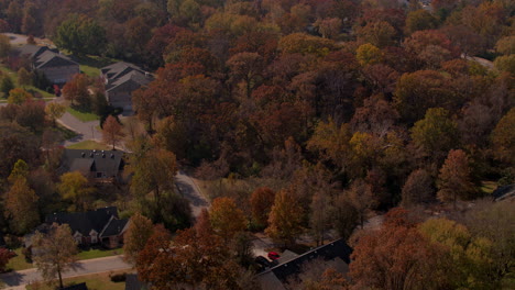 Vista-Aérea-De-Los-Suburbios-En-Otoño-Con-Hermosos-Colores-E-Inclinación-Hacia-Una-Casa