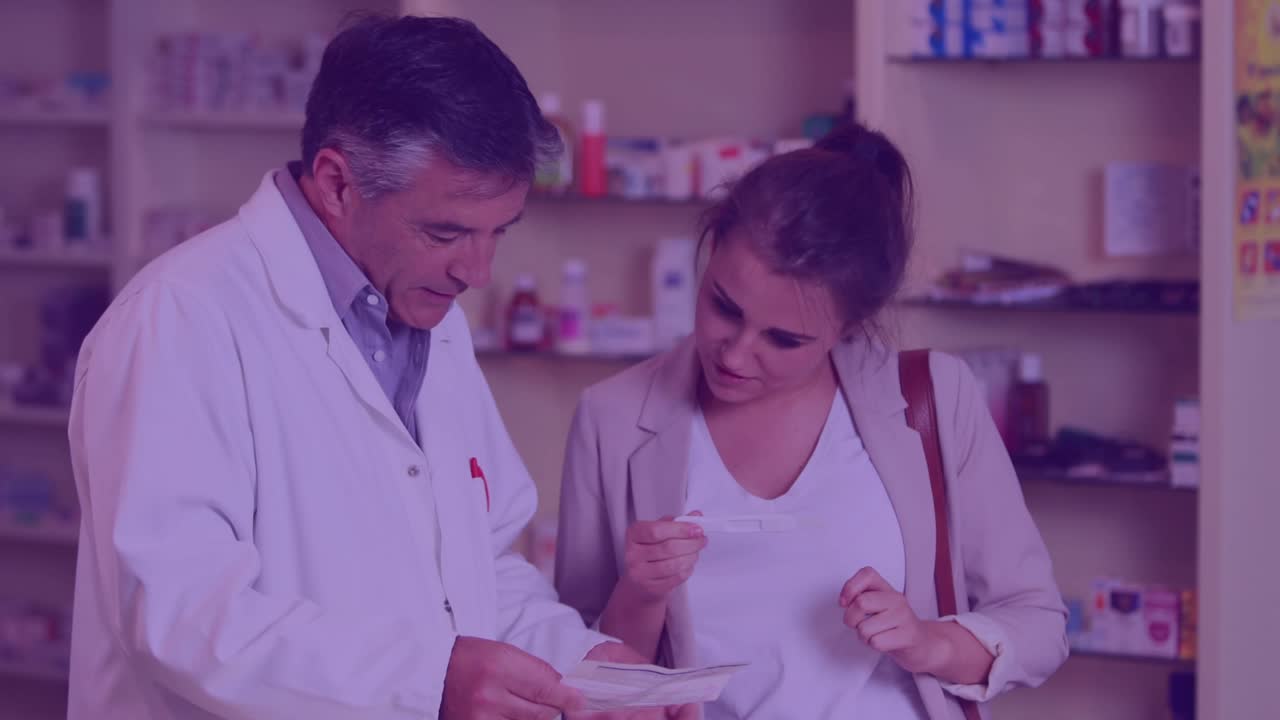 Farmacêutico segurando uma receita enquanto o cliente confere o recibo, causando sobreposição de dados, percorrendo a farmácia e confirmando a dose