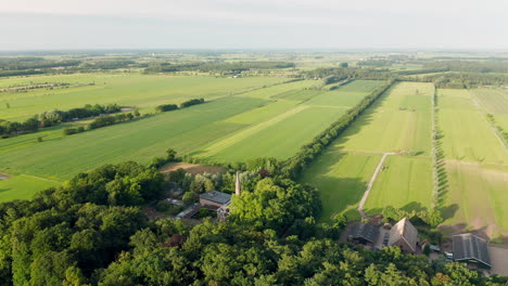 Vista-Aérea-De-Campos-Verdes-Y-árboles-Alrededor-De-La-Finca-Histórica-De-Broekbergen-En-Driebergen-rijsenburg,-Países-Bajos