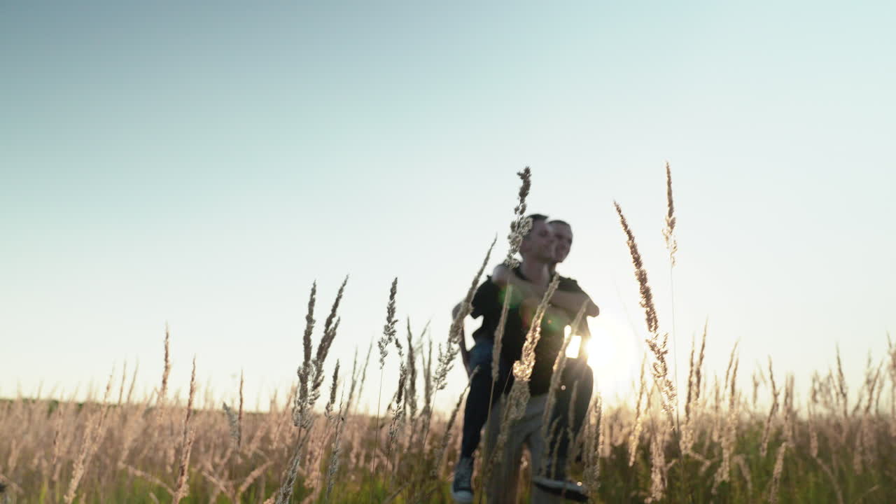 한 커플 이  에서 즐거움을 누리고 있다