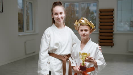 alumno y maestro en kimono blanco en la clase de artes marciales