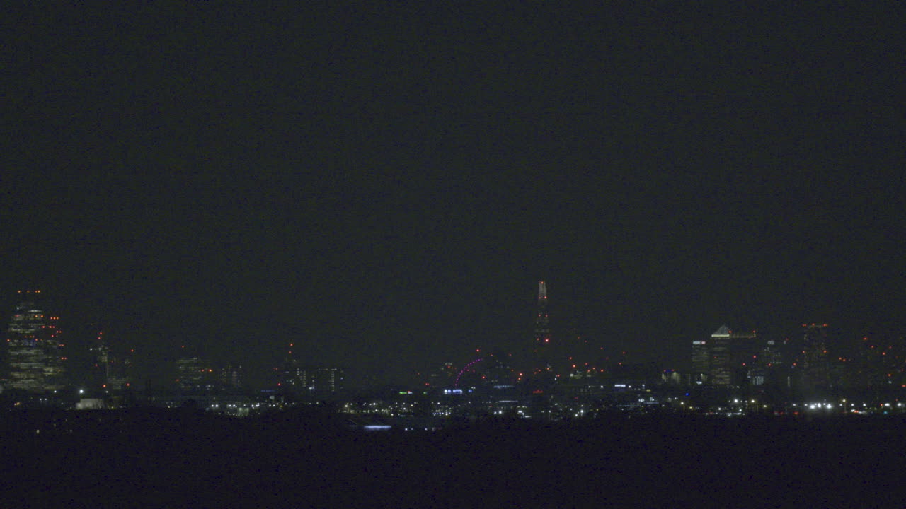 런던 공항에서 런던 스카이 라인을 가로지르며 텔레포토 렌즈로 멀리서 찍은 사진입니다.