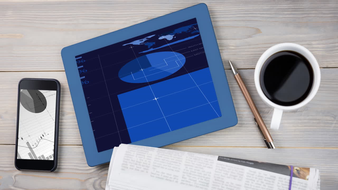 procesamiento de datos estadísticos en pantallas de mesas digitales y teléfonos inteligentes en superficie de madera