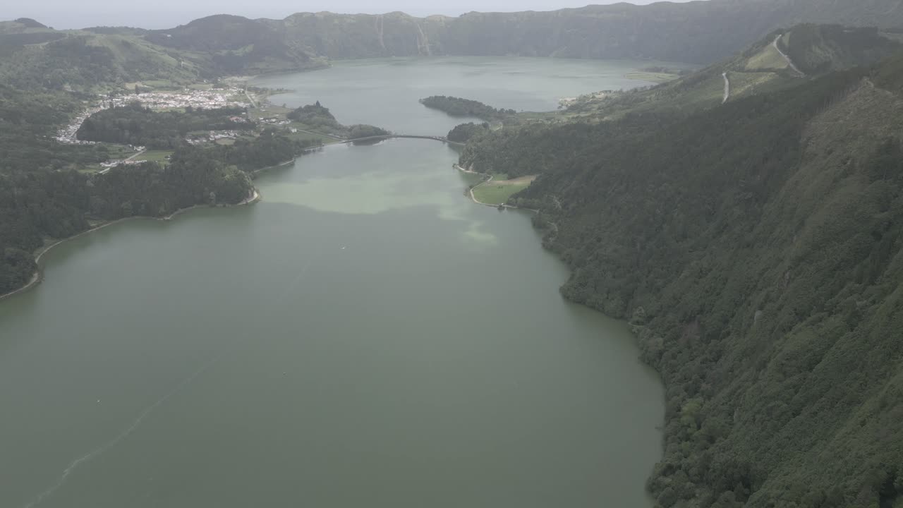 푸른 언덕에 둘러싸인 둥이 호수, 포르투갈 아조레스