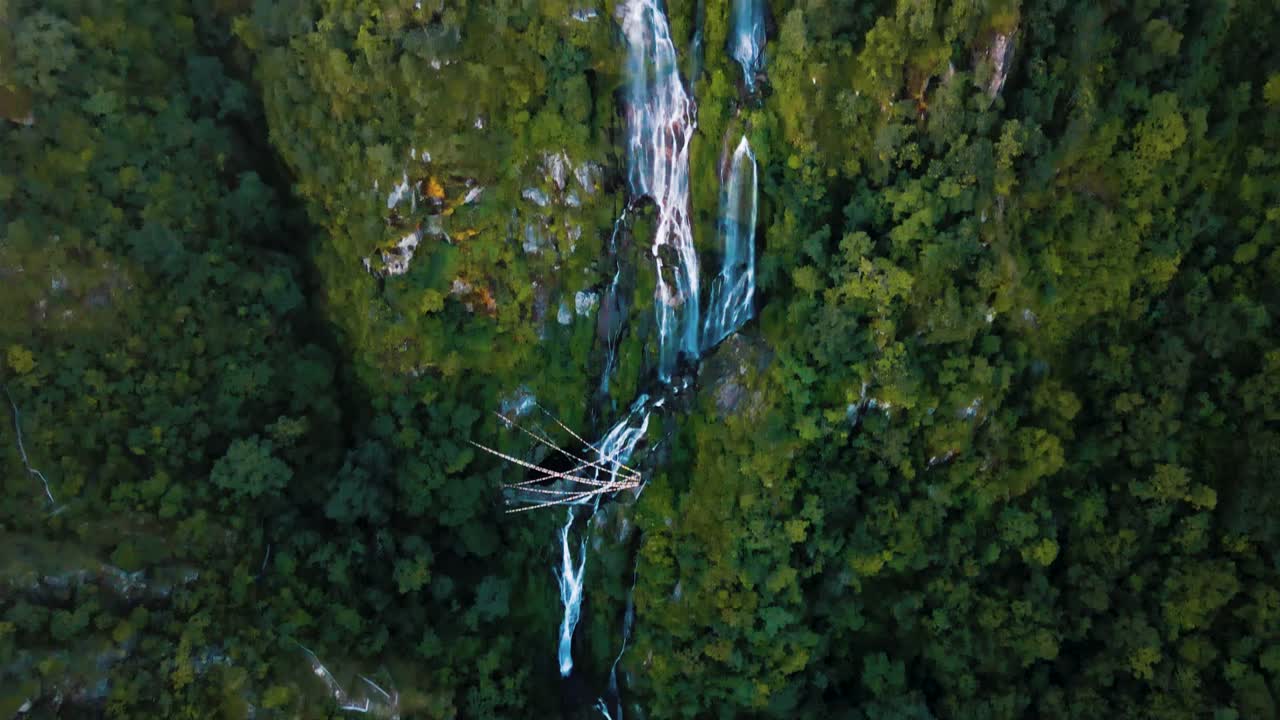 vista aérea del bosque medio de la cascada en nepal
