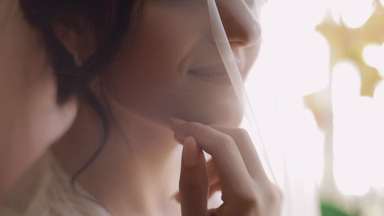 아름답고 사랑스러운 신부. 예고 잘 관리 된 여성. 느린 모션