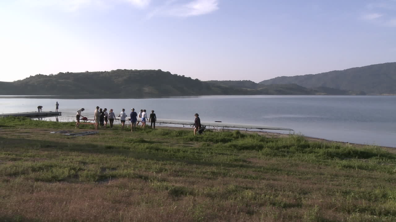 오크 뷰 캘리포니아의 카시타스 호수에 물에 들어가는 8명의 노를 젓는 시간 경과