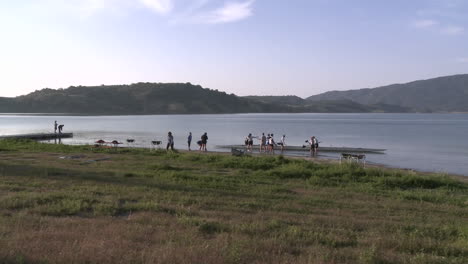 Lapso-De-Tiempo-De-Barrido-De-Remo-De-Ocho-Personas-Entrando-En-El-Agua-En-El-Lago-Casitas-En-Oak-View-California