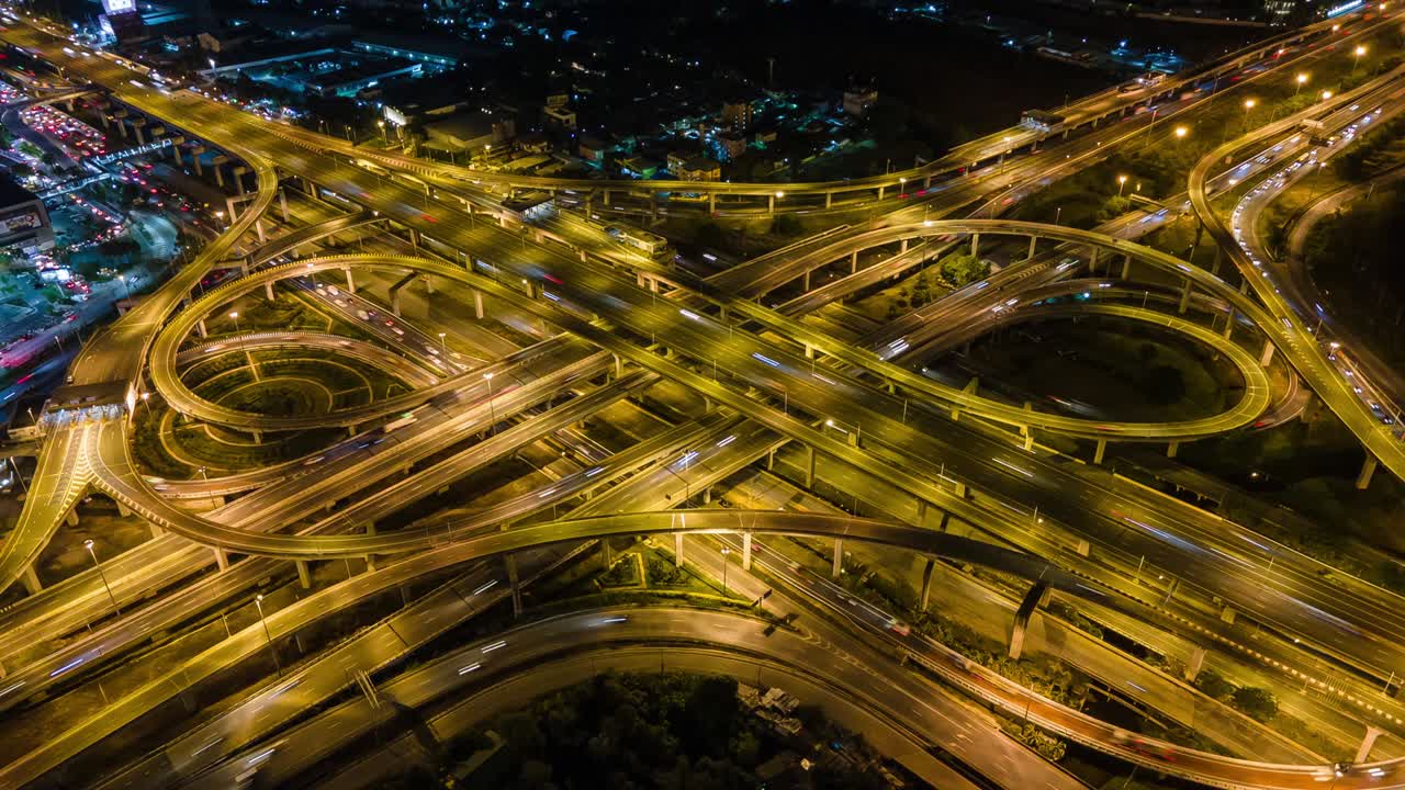 태국 방의 시내 거리에서 교통의 타임 스 항공 뷰 및 상단 뷰. 자동차 롯이있는 고속도로. 시내 중심부의 아름다운 순환 도로.