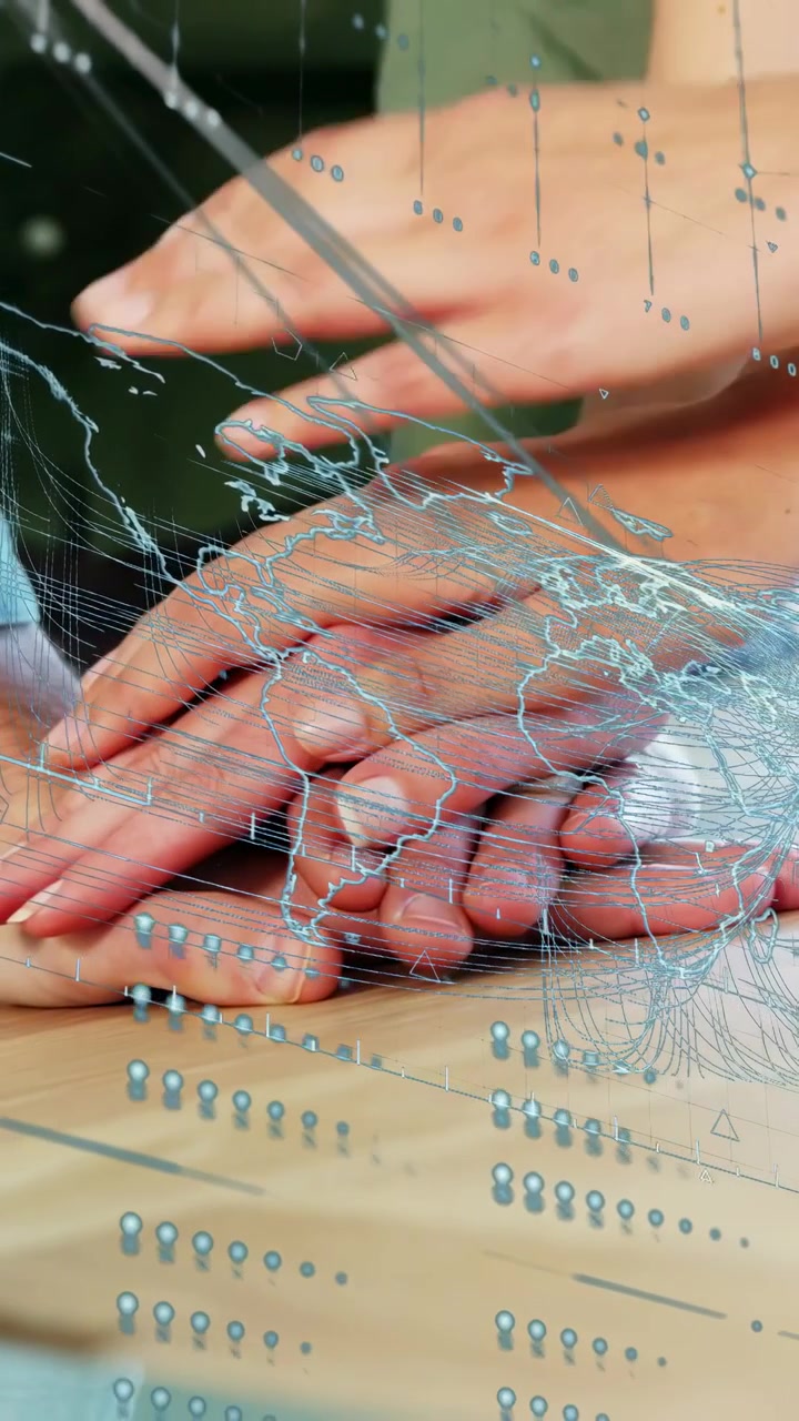 Verticale video: Handen stapelen zich en komen tot rust op een houten tafel onder een blauwe overlay, een derde hand voegt zich ter ondersteuning toe.