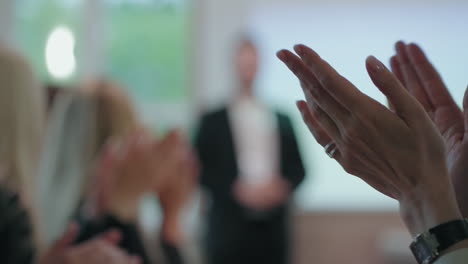 Ein-Führender-Experte-Im-Bereich-Finanzen-Und-Management-Heißt-Die-Teilnehmer-Der-Konferenz-Willkommen