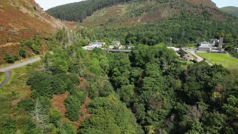 Ein-Luftdrohnenflug-Zu-Einer-Brücke-In-Einem-Wunderschönen-Südwales-Tal-An-Einem-Sonnigen-Tag