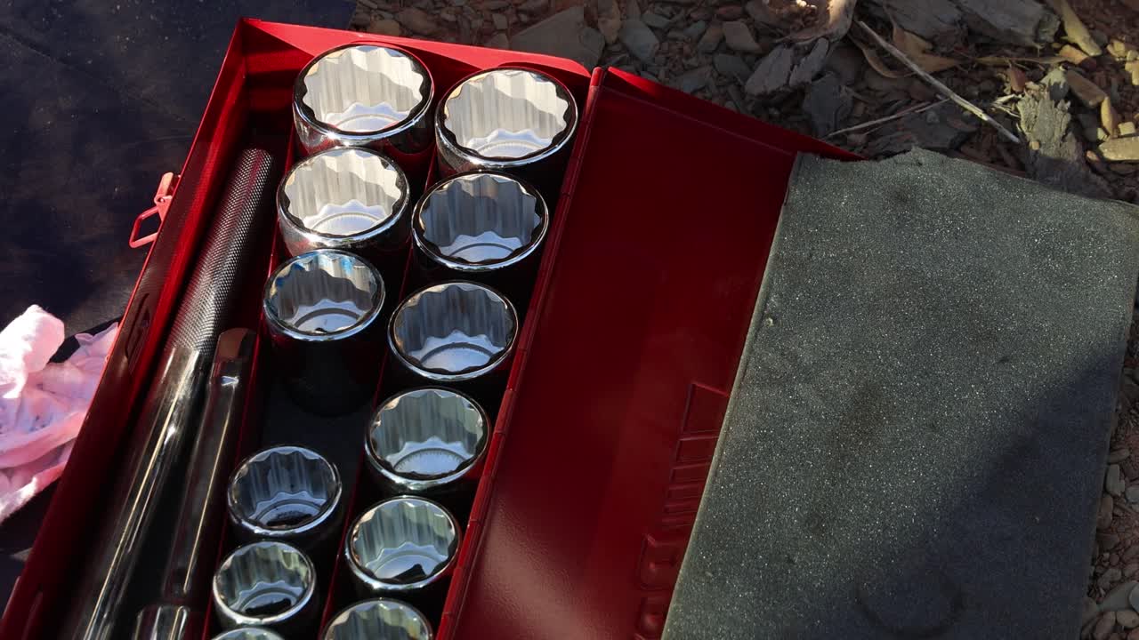 소켓 세트에 천천히 기울어지는 것