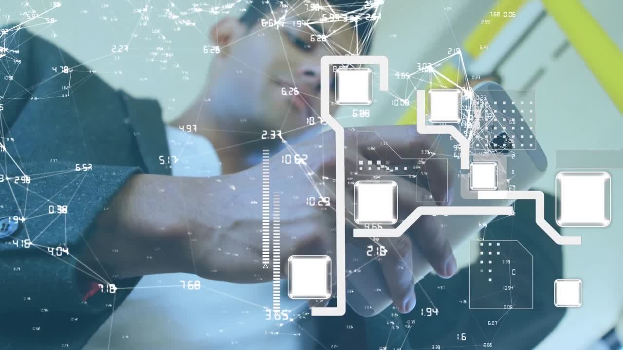 animación del procesamiento de datos sobre un hombre de negocios de raza mixta que usa un teléfono inteligente
