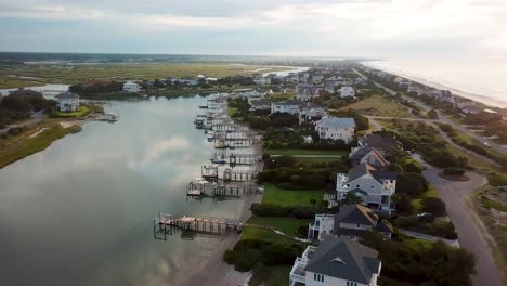 Frühmorgendlicher-Sonnenaufgang-Drohnenschwenk-Zur-Linken-Überführung-Des-Inneren-Hafens-Der-Insel-Acht-Vom-Strand-In-Wilmington,-North-Carolina