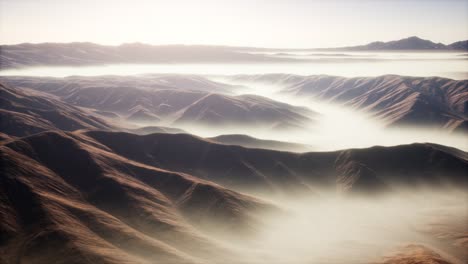 Paisaje-De-Montaña-Con-Niebla-Profunda-En-La-Mañana