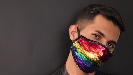 modelo hispana con una máscara facial de lentejuelas arcoíris