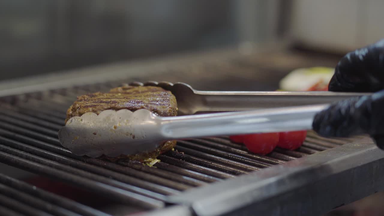 송아지 스테이크, 토마토 체리, 옥수수, 레몬 풀 그릴 오븐에