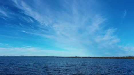 Drohnenantenne-Tuggerah-Lakes-Wasser-Flusseinlass-Mit-Blauem-Himmel-Buschland-Küste-Toukley-Gorokan-Noraville-Zentralküste-Reisetourismus-Australien