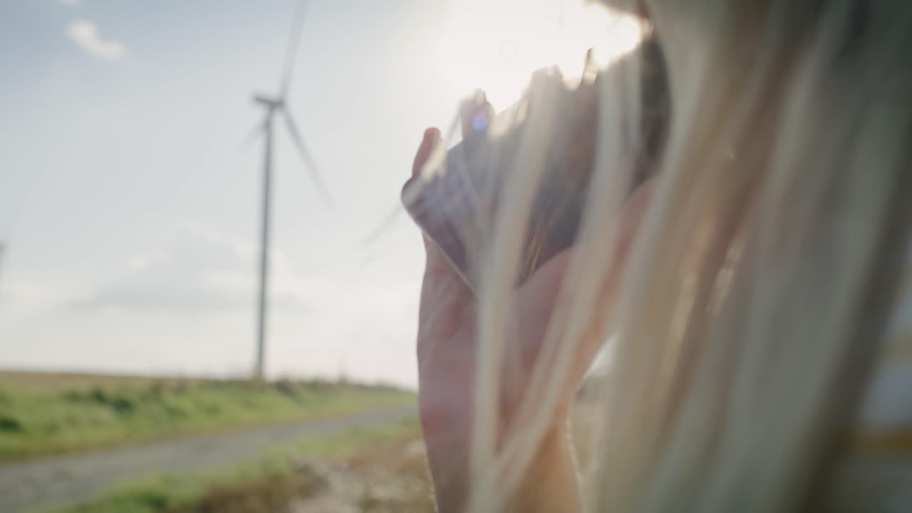 도로 에서 도움 을 요청 하는 여자 의 클로즈업 비디오