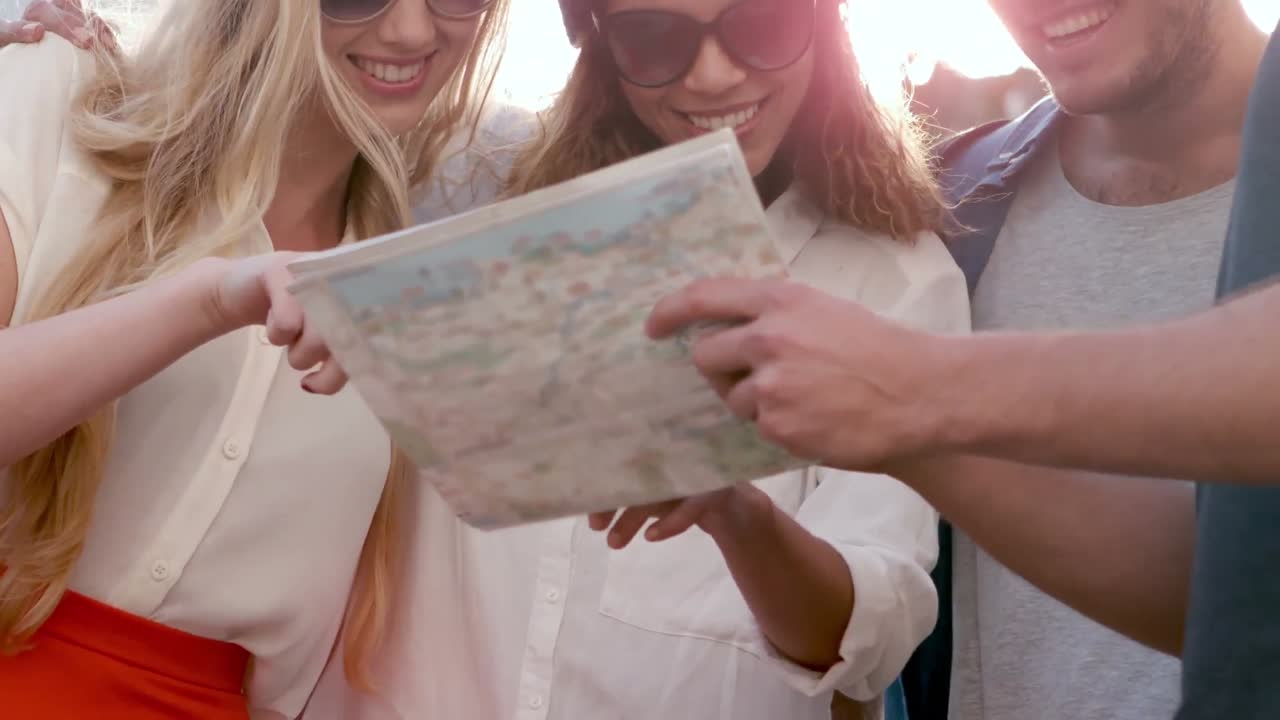 amigos de la cadera sonrientes chequeando el mapa