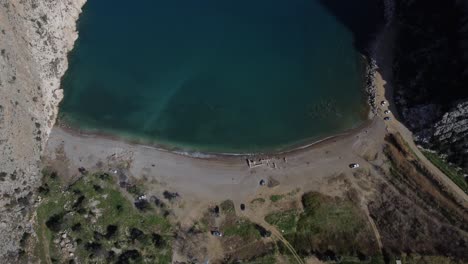 Vista-Aérea-De-Una-Bahía-En-El-Mediterráneo