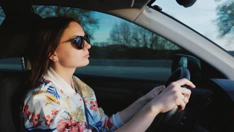Eine-Junge-Stylische-Frau-Mit-Sonnenbrille-Fährt-Ein-Auto